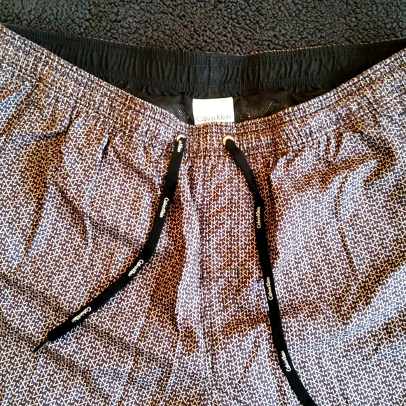 CALVIN KLEIN MENS GEOMETRIC SWIM TRUNKS SIZE XL - Picture 1 of 3
